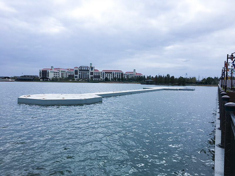 Muelle flotante del parque Shaihai Desney