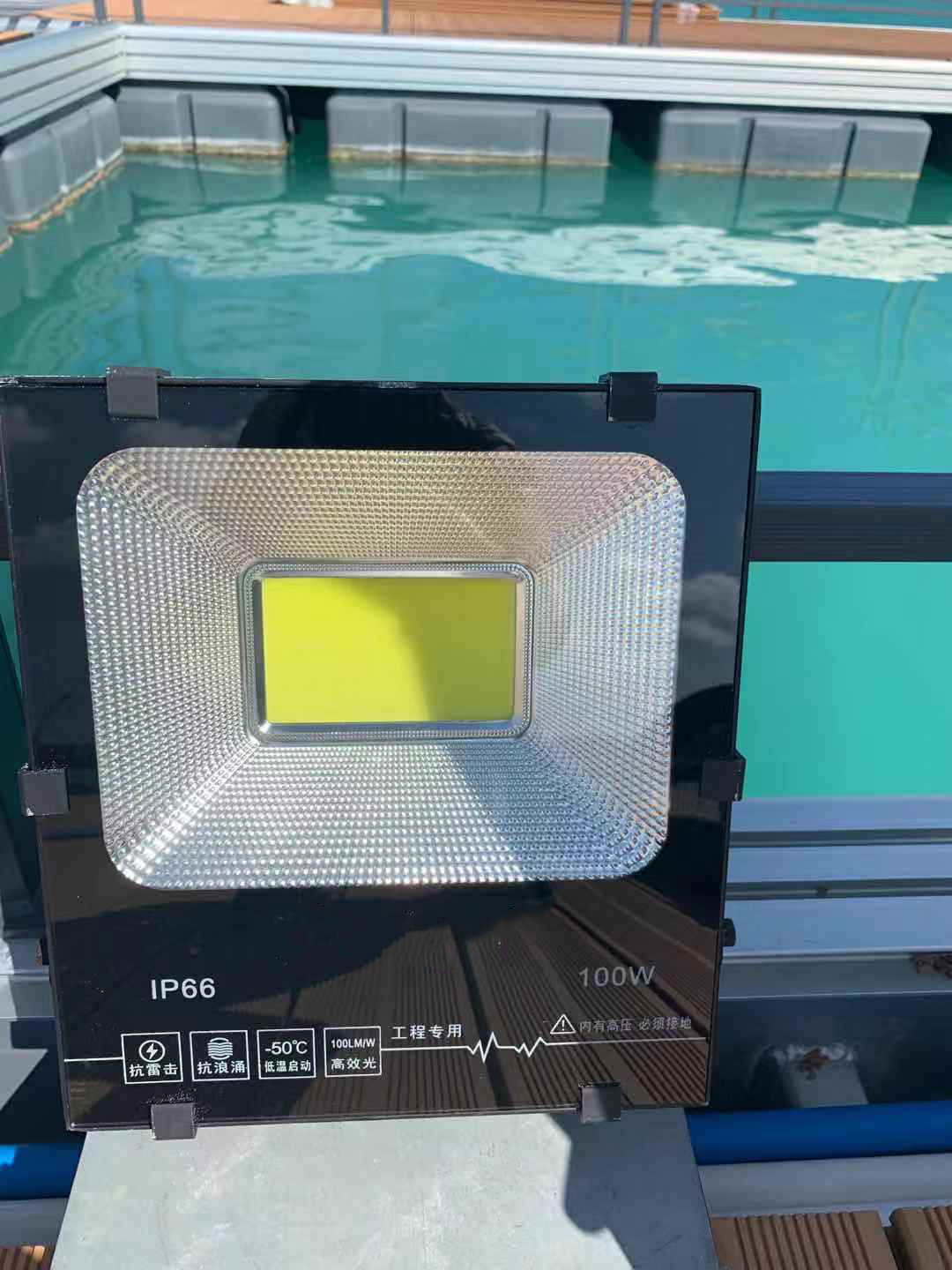 Luz LED de muelle flotante1