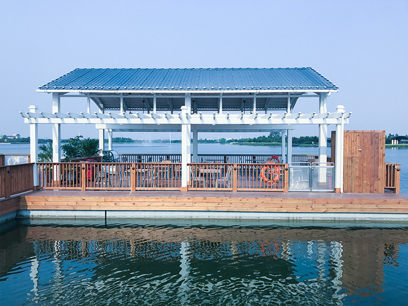 Muelle flotante del parque Shaihai Desney